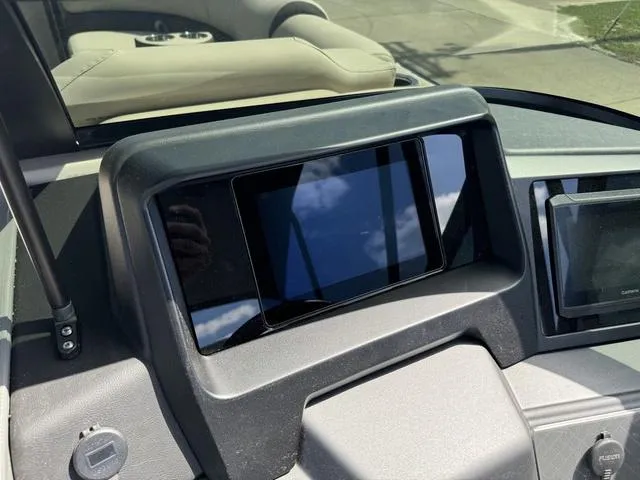 Slide: The Image of Avalon Catalina Quad Lounger Windshield 25 FT 2024 - 20