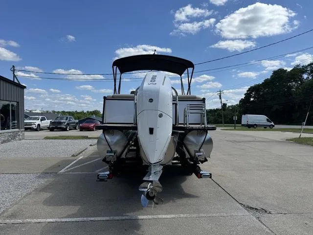 Slide: The Image of Avalon Catalina Quad Lounger Windshield 25 FT 2024 - 3