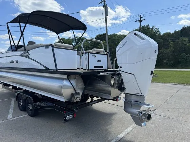 Slide: The Image of Avalon Catalina Quad Lounger Windshield 25 FT 2024 - 4