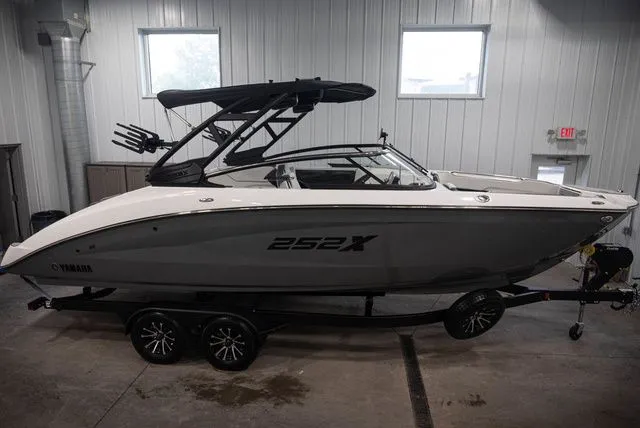 The Image of Yamaha 252XE 2025 - 1