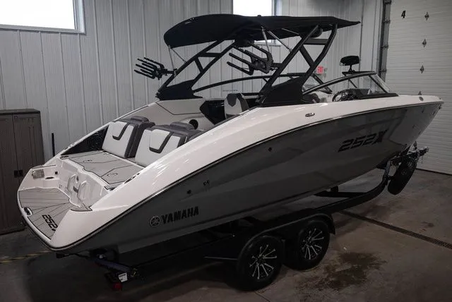 Slide: The Image of Yamaha 252XE 2025 - 3