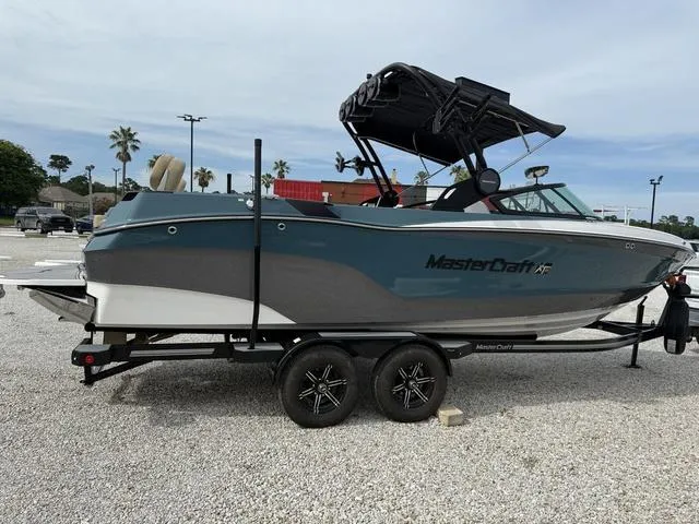 Slide: The Image of MasterCraft XT25 2025 - 1
