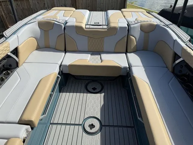 Slide: The Image of MasterCraft XT25 2025 - 13