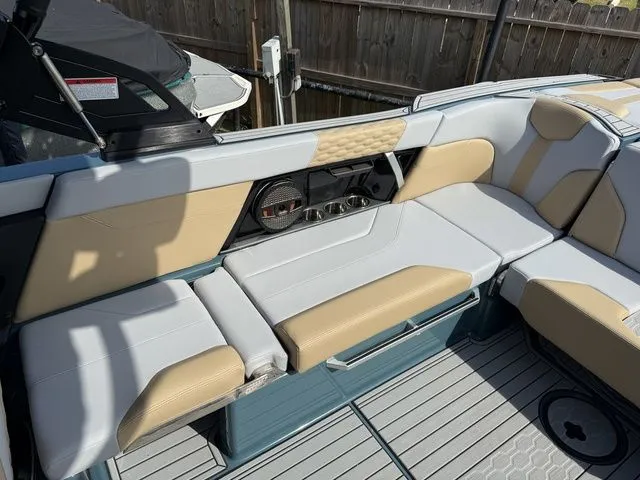 Slide: The Image of MasterCraft XT25 2025 - 14