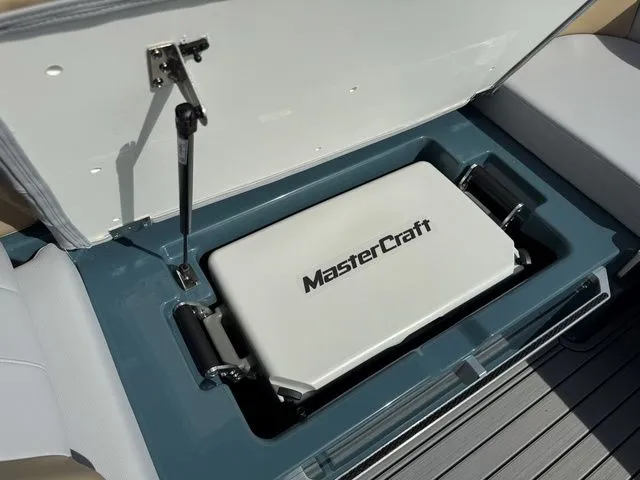 Slide: The Image of MasterCraft XT25 2025 - 16