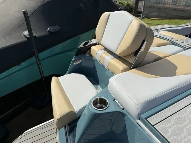 Slide: The Image of MasterCraft XT25 2025 - 18