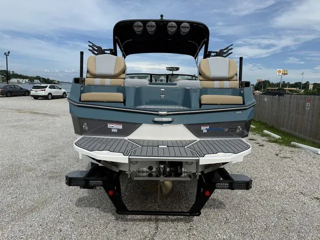Slide: The Image of MasterCraft XT25 2025 - 19
