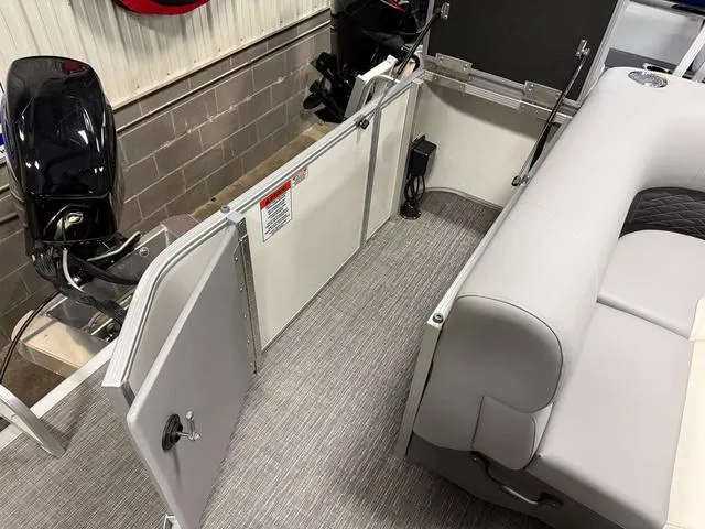 Slide: The Image of Bennington S L-Bench 20 SL Pontoon 2025 - 26