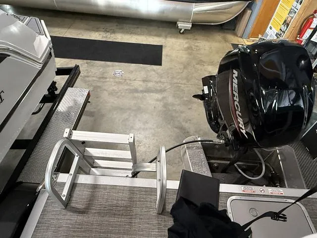 Slide: The Image of Bennington 20SL - L Bench - Pontoon 2025 - 16