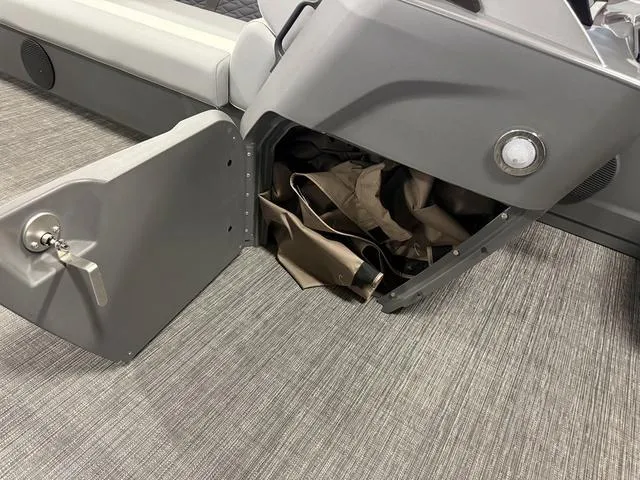 Slide: The Image of Bennington S L-Bench 20 SL Pontoon 2025 - 14