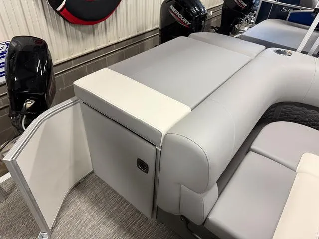 Slide: The Image of Bennington S L-Bench 20 SL Pontoon 2025 - 25