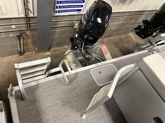 Slide: The Image of Bennington S L-Bench 20 SL Pontoon 2025 - 30