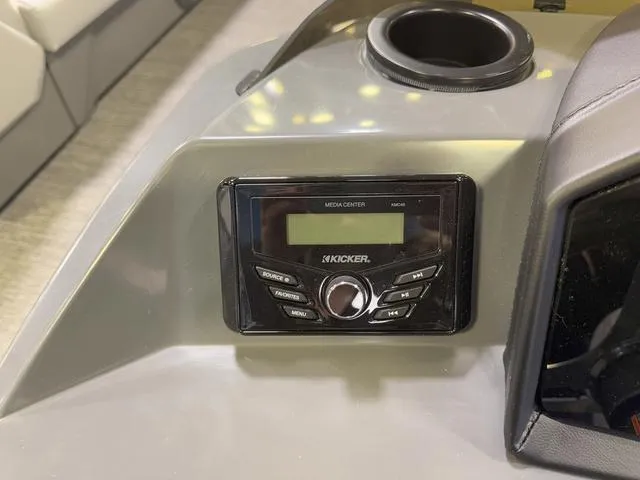 Slide: The Image of Bennington S L-Bench 22 SLJ Pontoon 2025 - 15