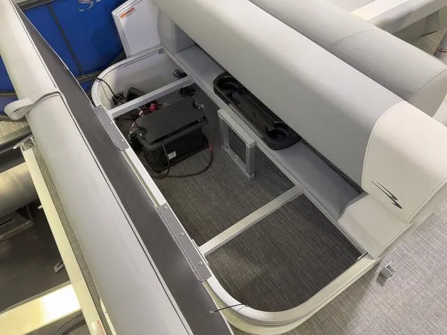 Slide: The Image of Bennington S L-Bench 22 SLJ Pontoon 2025 - 26