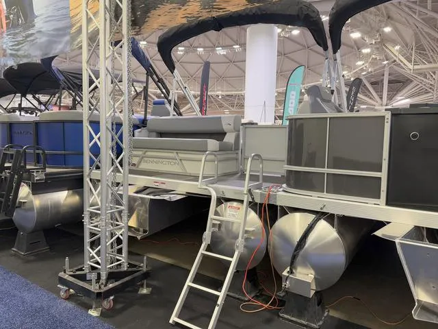 Slide: The Image of Bennington S L-Bench 22 SLJ Pontoon 2025 - 27