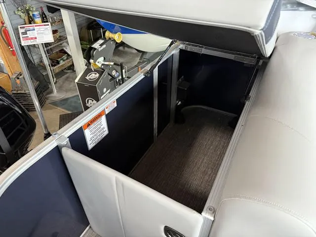 Slide: The Image of Bennington 20SL - L Bench - Pontoon 2025 - 4