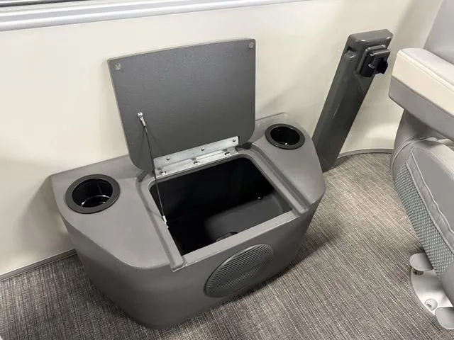 Slide: The Image of Bennington S L-Bench 20 SL Pontoon 2025 - 8