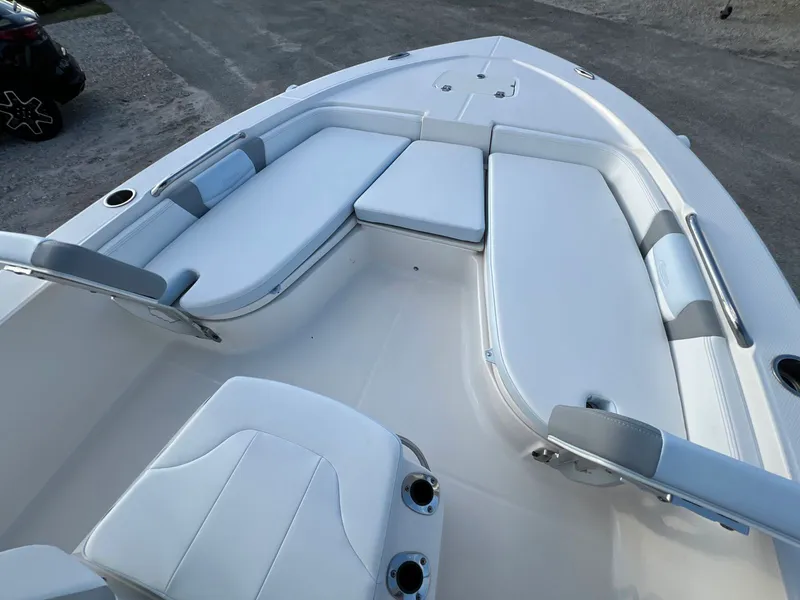 Slide: The Image of Robalo 206 Cayman 2024 - 14