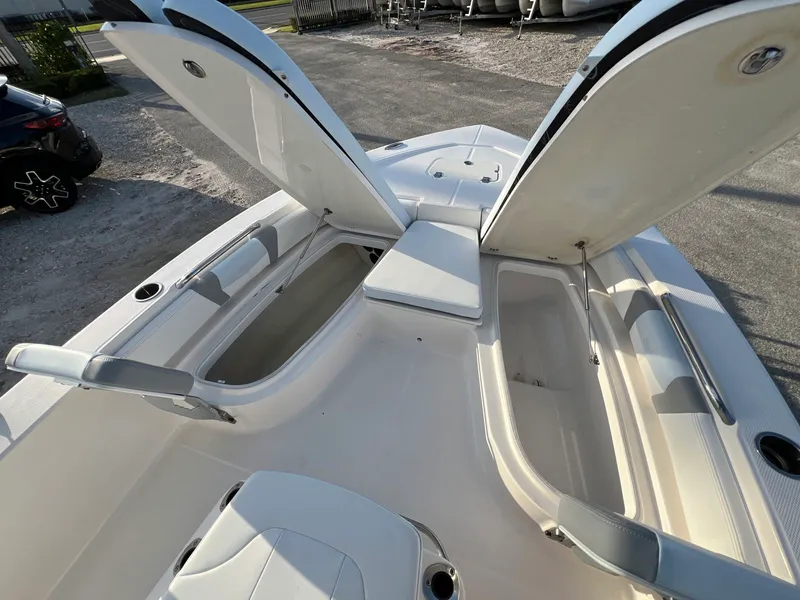 Slide: The Image of Robalo 206 Cayman 2024 - 15