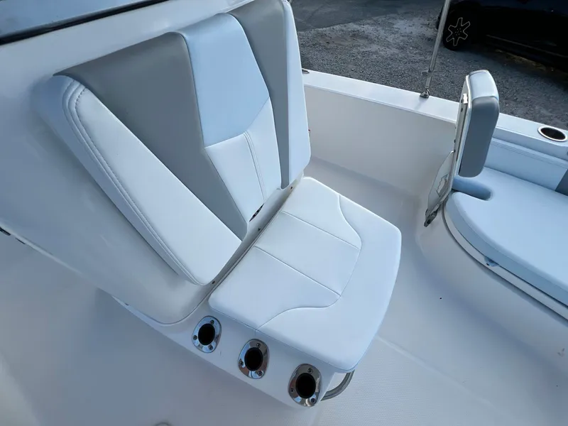 Slide: The Image of Robalo 206 Cayman 2024 - 16