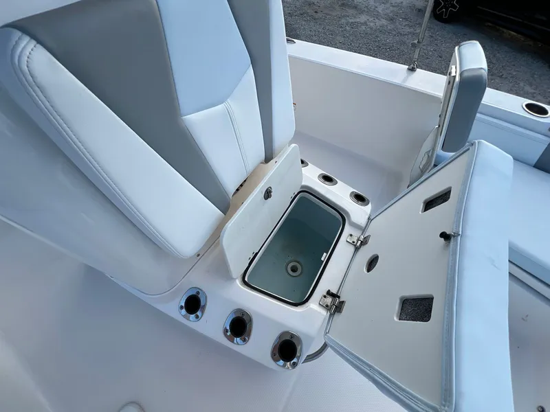 Slide: The Image of Robalo 206 Cayman 2024 - 17