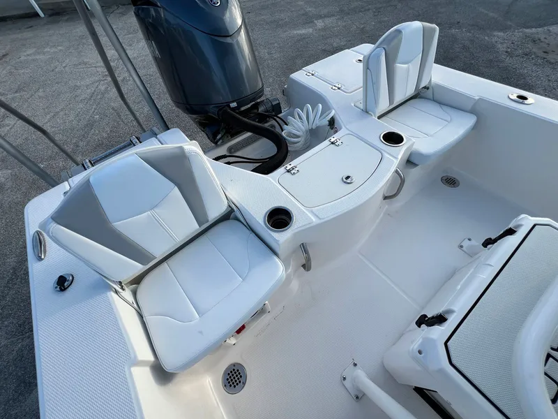 Slide: The Image of Robalo 206 Cayman 2024 - 9