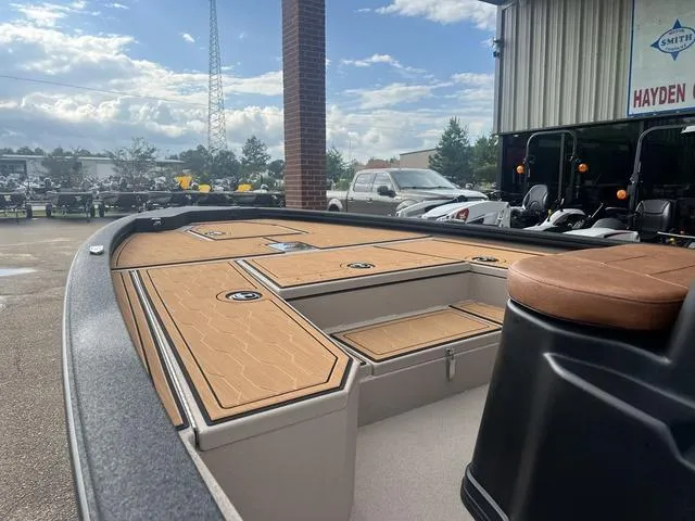 Slide: The Image of Avid 21 FSX 2025 - 17