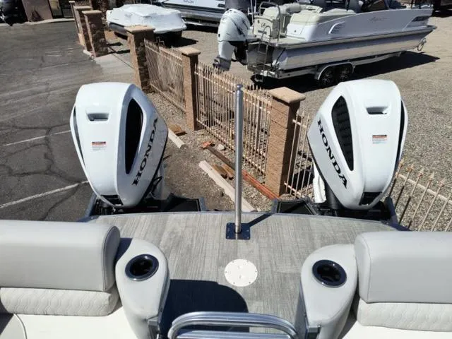 Slide: The Image of Avalon Catalina Quad Lounger Windshield 25 FT 2025 - 10