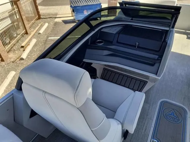 Slide: The Image of Avalon Catalina Quad Lounger Windshield 25 FT 2025 - 14