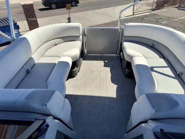 Slide: The Image of Avalon Catalina Quad Lounger Windshield 25 FT 2025 - 16