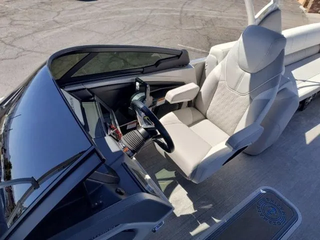 Slide: The Image of Avalon Catalina Quad Lounger Windshield 25 FT 2025 - 18