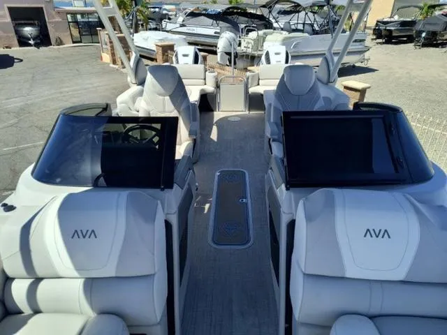 Slide: The Image of Avalon Catalina Quad Lounger Windshield 25 FT 2025 - 19