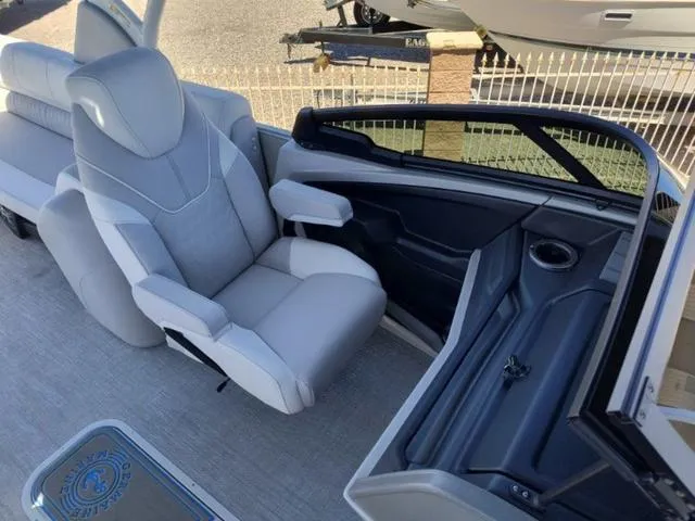 Slide: The Image of Avalon Catalina Quad Lounger Windshield 25 FT 2025 - 20