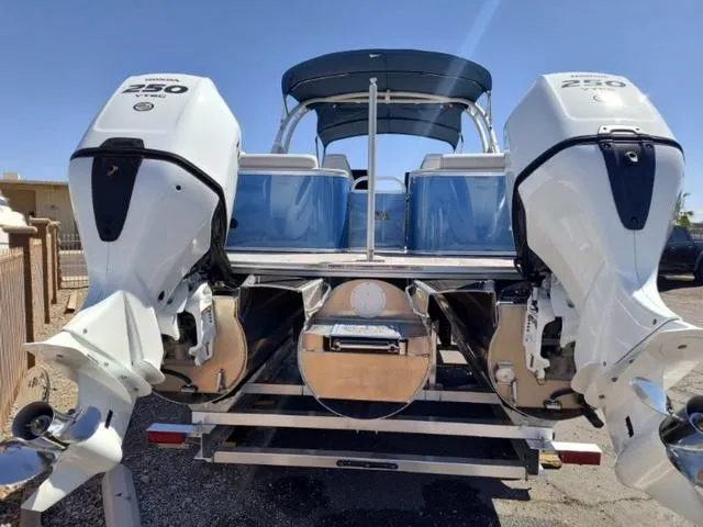 Slide: The Image of Avalon Catalina Quad Lounger Windshield 25 FT 2025 - 6