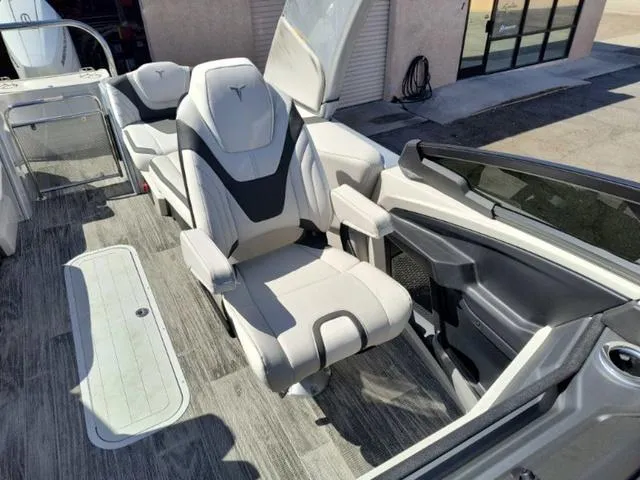 Slide: The Image of Tahoe Grand Tahoe Carbon Quad Lounge Windshield 25 FT 2025 - 15