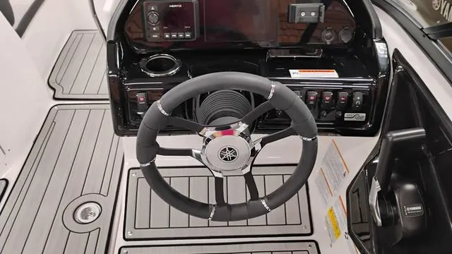 Slide: The Image of Yamaha 195S 2025 - 15