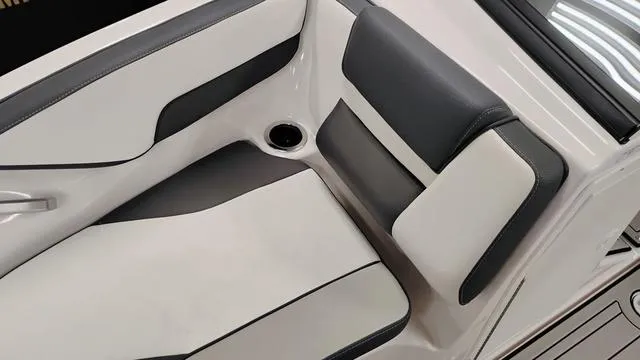 Slide: The Image of Yamaha 195S 2025 - 18