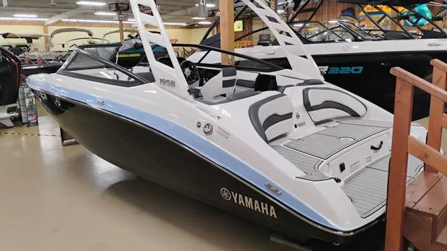 Slide: The Image of Yamaha 195S 2025 - 2