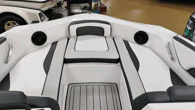 Slide: The Image of Yamaha 195S 2025 - 23