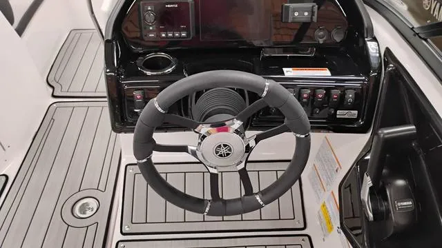 Slide: The Image of Yamaha 195S 2025 - 24