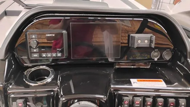 Slide: The Image of Yamaha 195S 2025 - 25