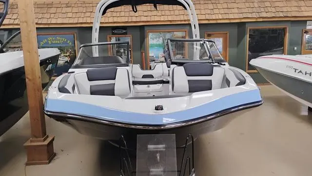 Slide: The Image of Yamaha 195S 2025 - 3