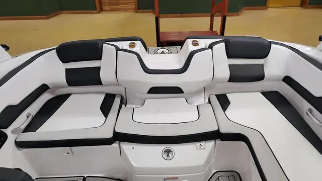 Slide: The Image of Yamaha 195S 2025 - 31