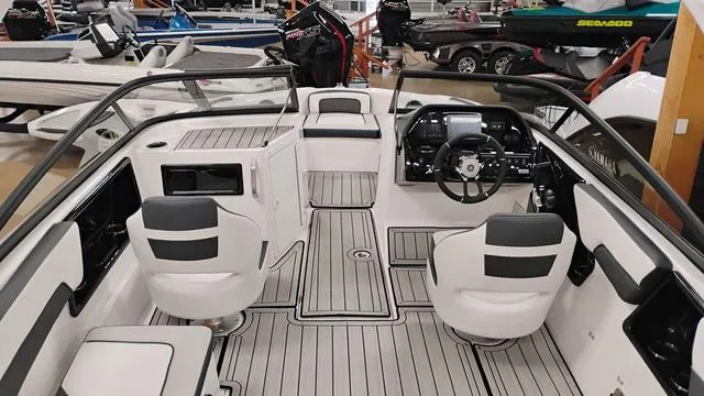 Slide: The Image of Yamaha 195S 2025 - 32