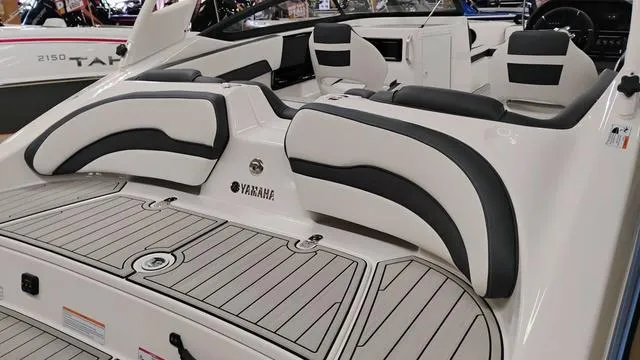 Slide: The Image of Yamaha 195S 2025 - 33