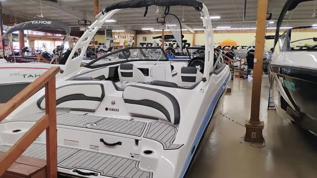 Slide: The Image of Yamaha 195S 2025 - 4