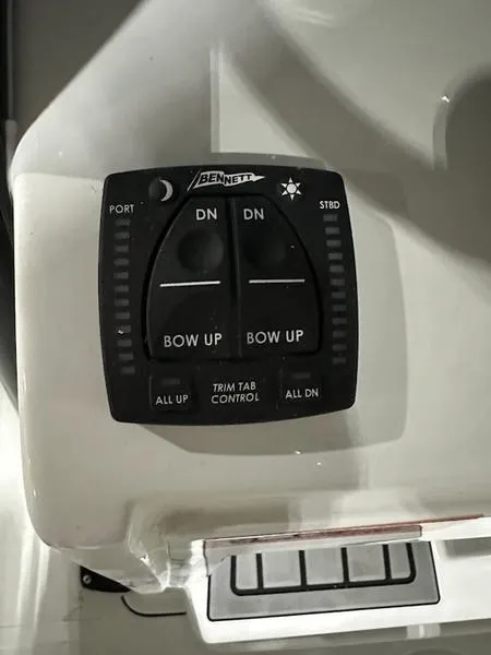Slide: The Image of Bennett trim tab control on 2025 Sea Hunt Ultra 239se boat. - 14