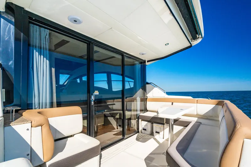 Slide: The Image of Sea Ray 400 Sundancer 2016 yacht with spacious deck and ocean view. - 11