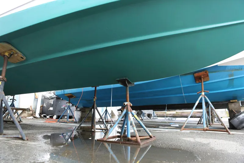 Slide: The Image of 2007 Four Winns 278 Vista boat on stands, underside view, in a maintenance area. - 18