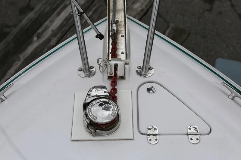Slide: The Image of 2007 Four Winns 278 Vista boat anchor system with chain and winch. - 19